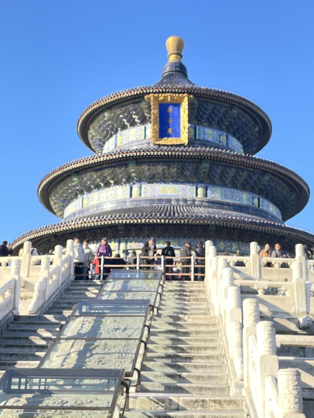 北京・天壇公園の祈年殿へ続く石段と御路（ぎょろ）。三層の青瓦屋根を見上げる祭祀空間の軸線