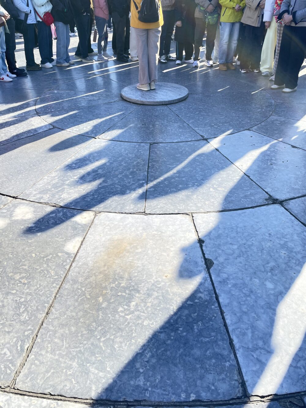 北京・天壇公園の円丘壇にある円心石。皇帝が立って天に祈った中心石で、九重の石壇構造を持つ世界遺産