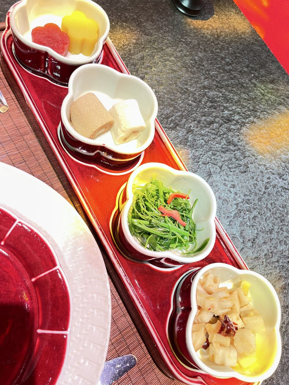 中国皇家菜博物館の宮廷料理前菜盛り合わせと花形の器（北京）