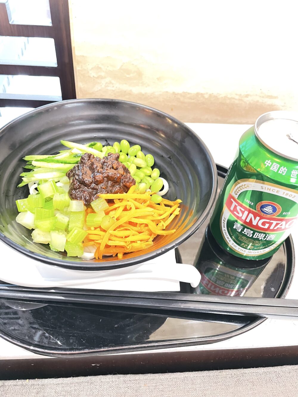 北京首都国際空港のプライオリティパスラウンジで食べたジャージャー麵と青島ビール