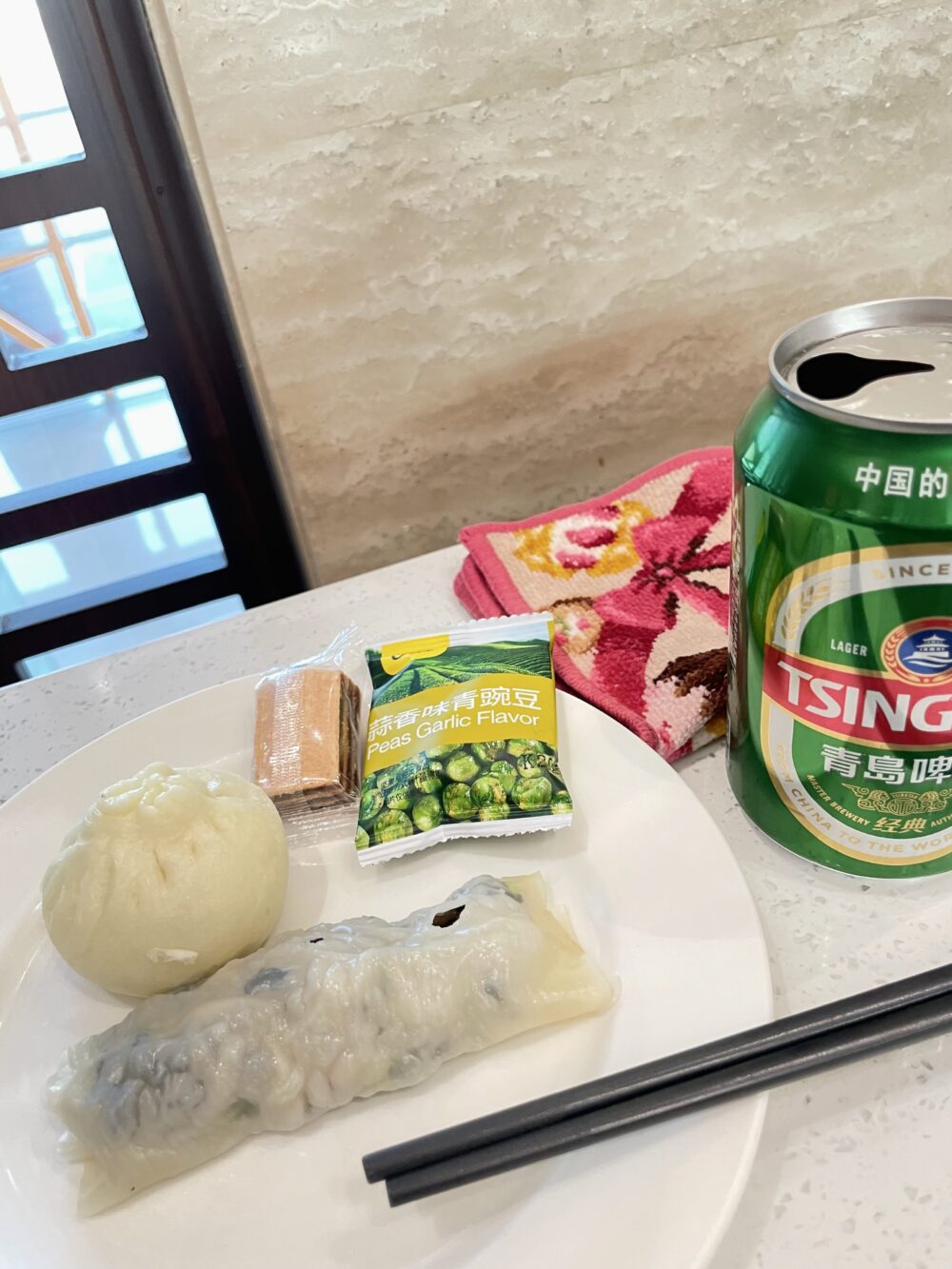 北京首都国際空港ラウンジの軽食と青島ビール、肉まんと春巻き