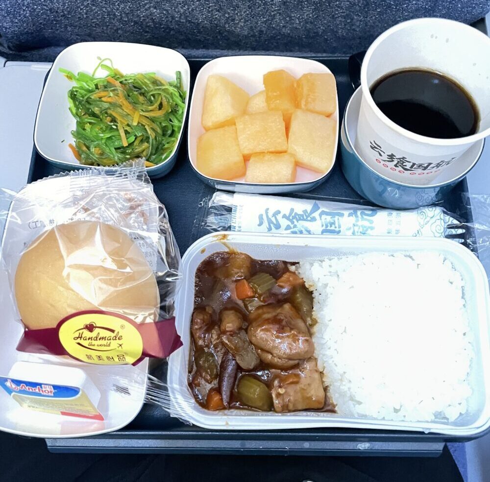 北京発日本行きの機内食とコーヒー