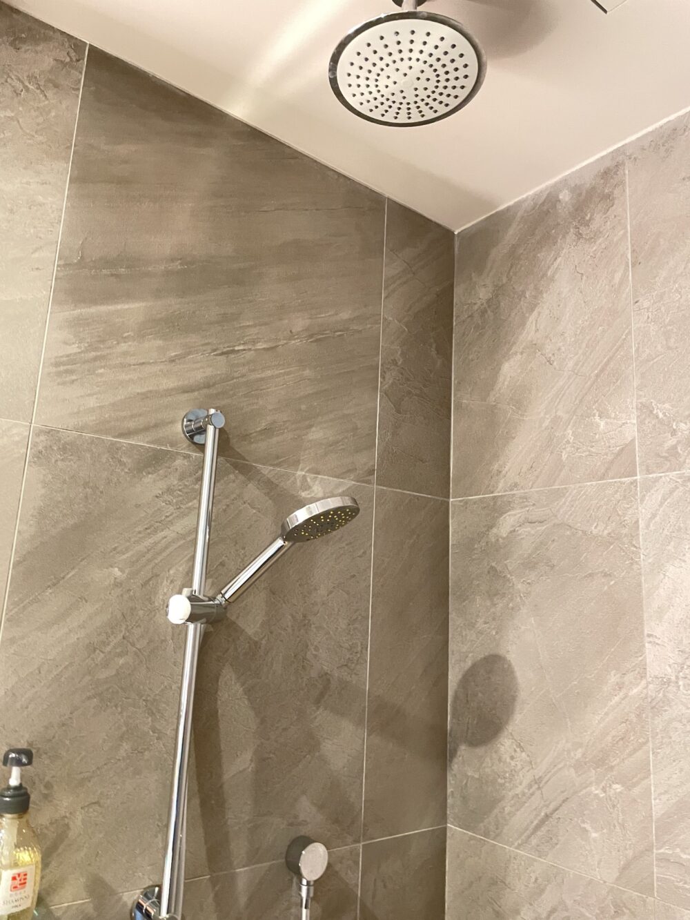 ソラリア西鉄ホテル台北西門のシャワールーム(レインシャワー付き)