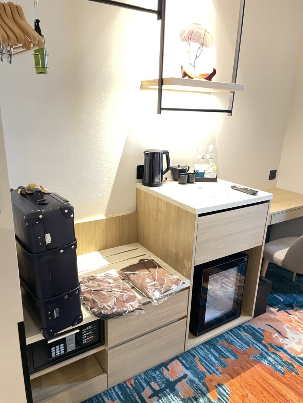 ソラリア西鉄ホテル台北西門 ツインルームのデスク・ミニ冷蔵庫・セーフティボックス