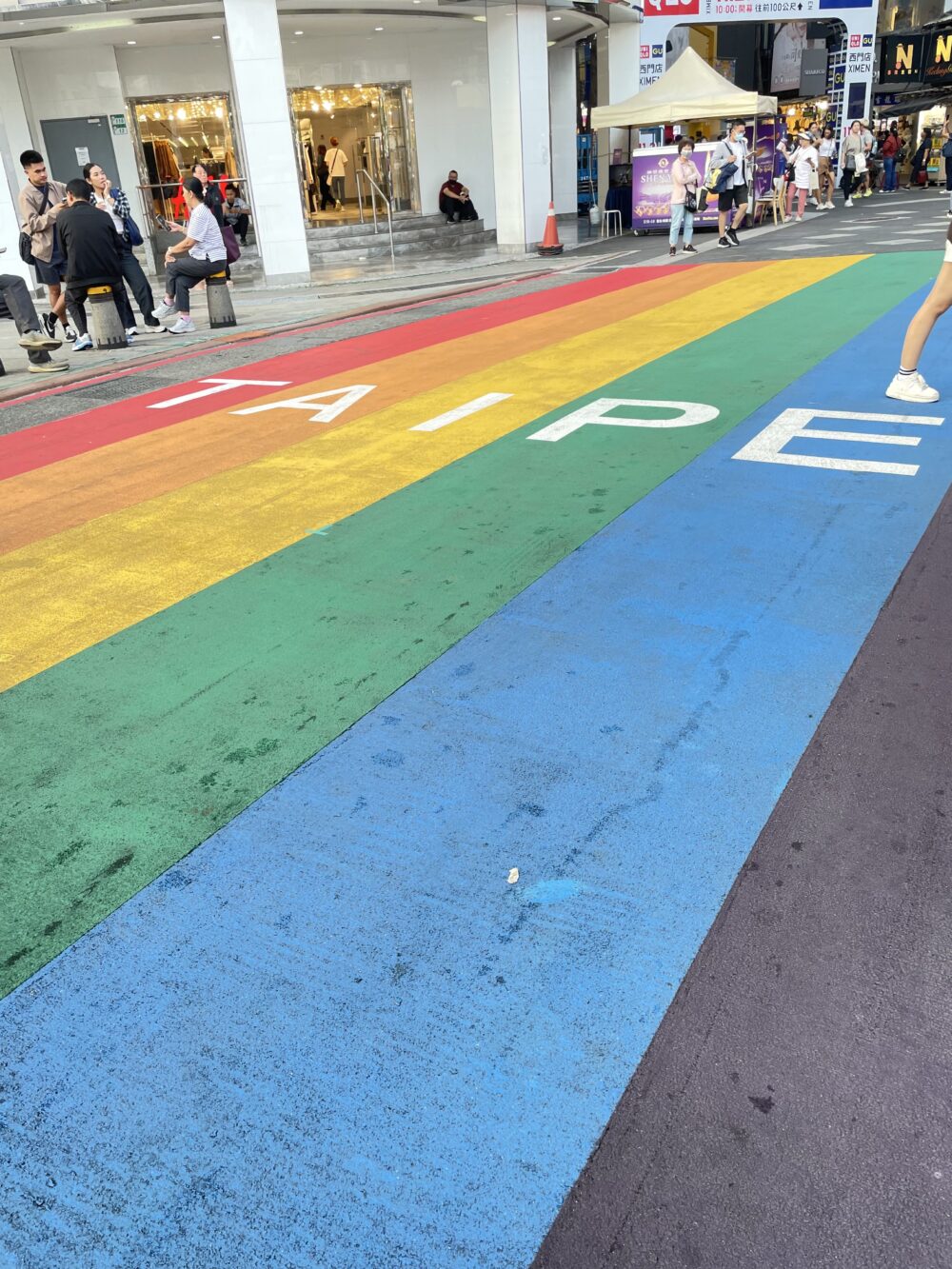 台北・西門町のレインボーロード(TAIPEI表記)
