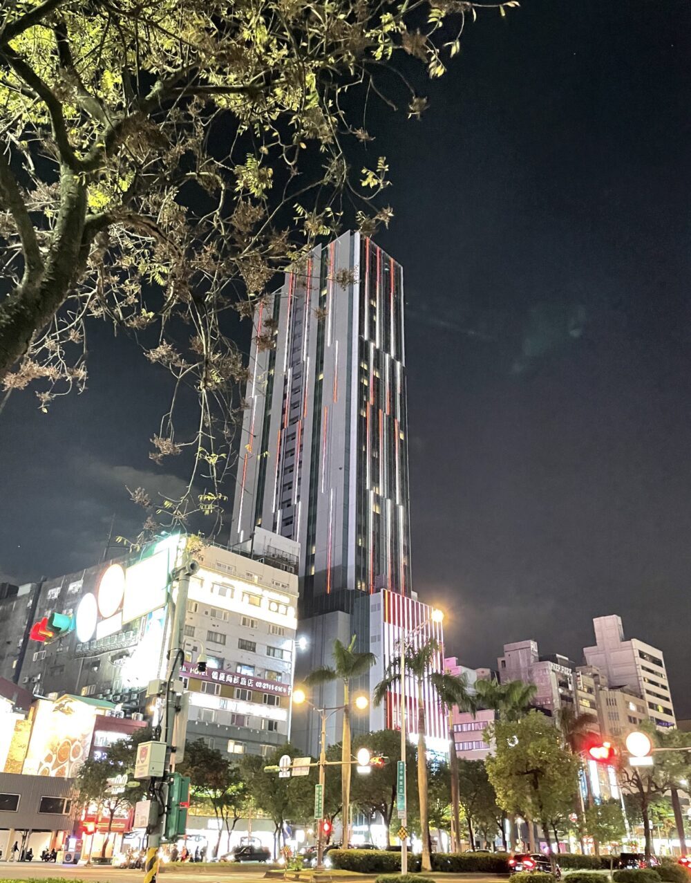 ソラリア西鉄ホテル台北西門の夜の外観。西門駅近くの繁華街に建つ高層ホテル。