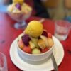 陳記百果園の雪地シャーベット（ダブル）｜丸くくり抜かれたフルーツとマンゴージェラート（台北）