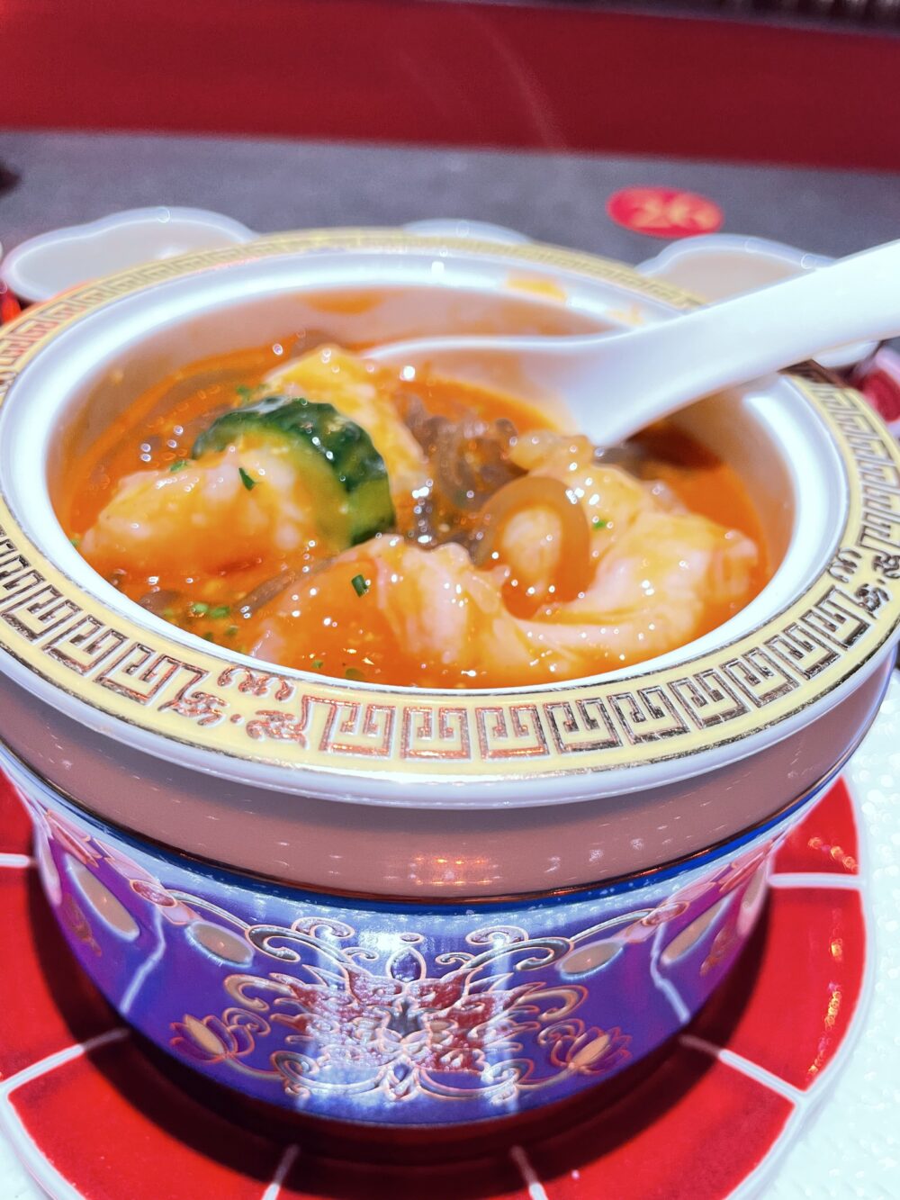 中国皇家菜博物館の宮廷風海鮮スープと装飾磁器の器（北京）