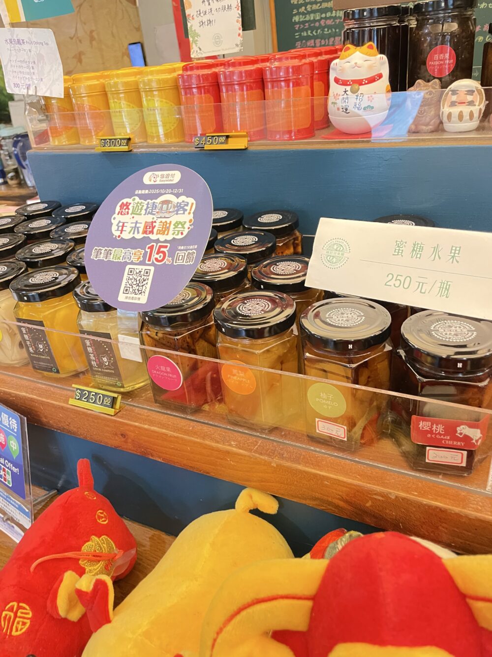 陳記百果園の店内物販コーナー｜蜜糖水果（はちみつ漬けフルーツ）やジャムの瓶詰め（台北）