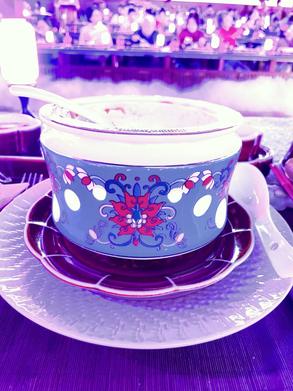 中国皇家菜博物館の蛍手風透かし装飾が入った花文様の宮廷磁器（北京）