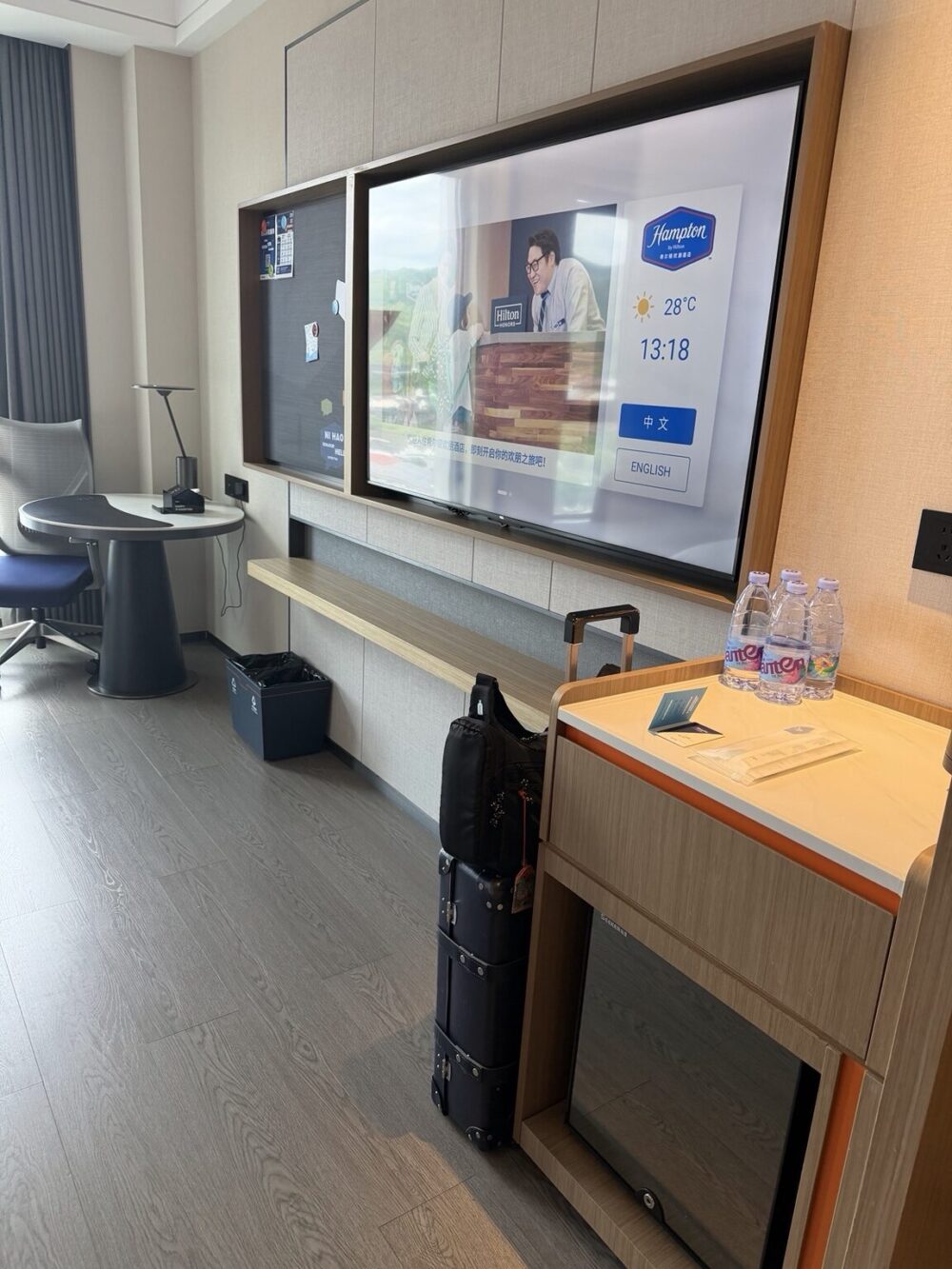 ハンプトンbyヒルトン横店の客室設備。大型テレビとデスクを備えた機能的な室内