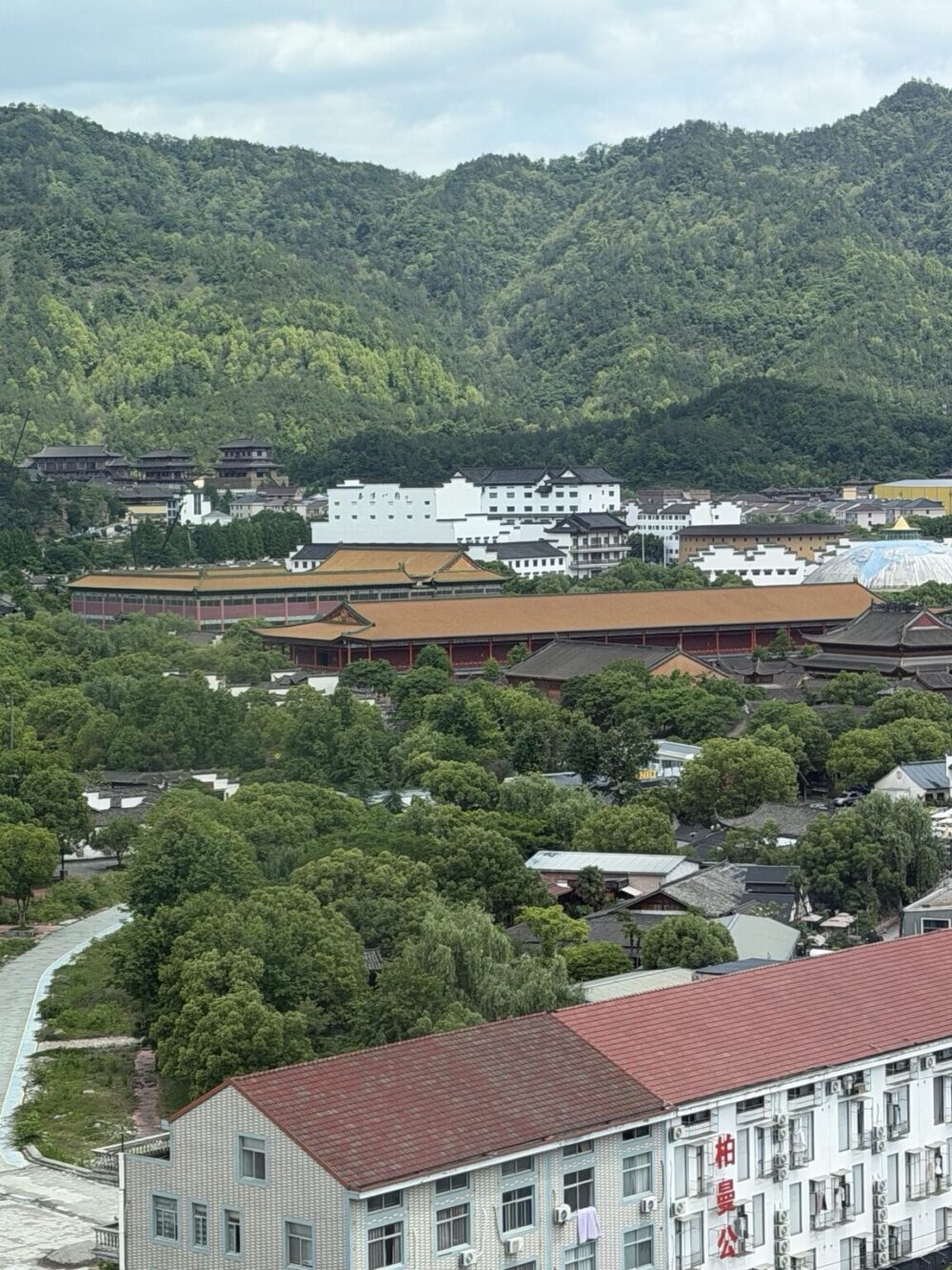 ハンプトンbyヒルトン横店の客室から見た横店の街並みと山々の景色