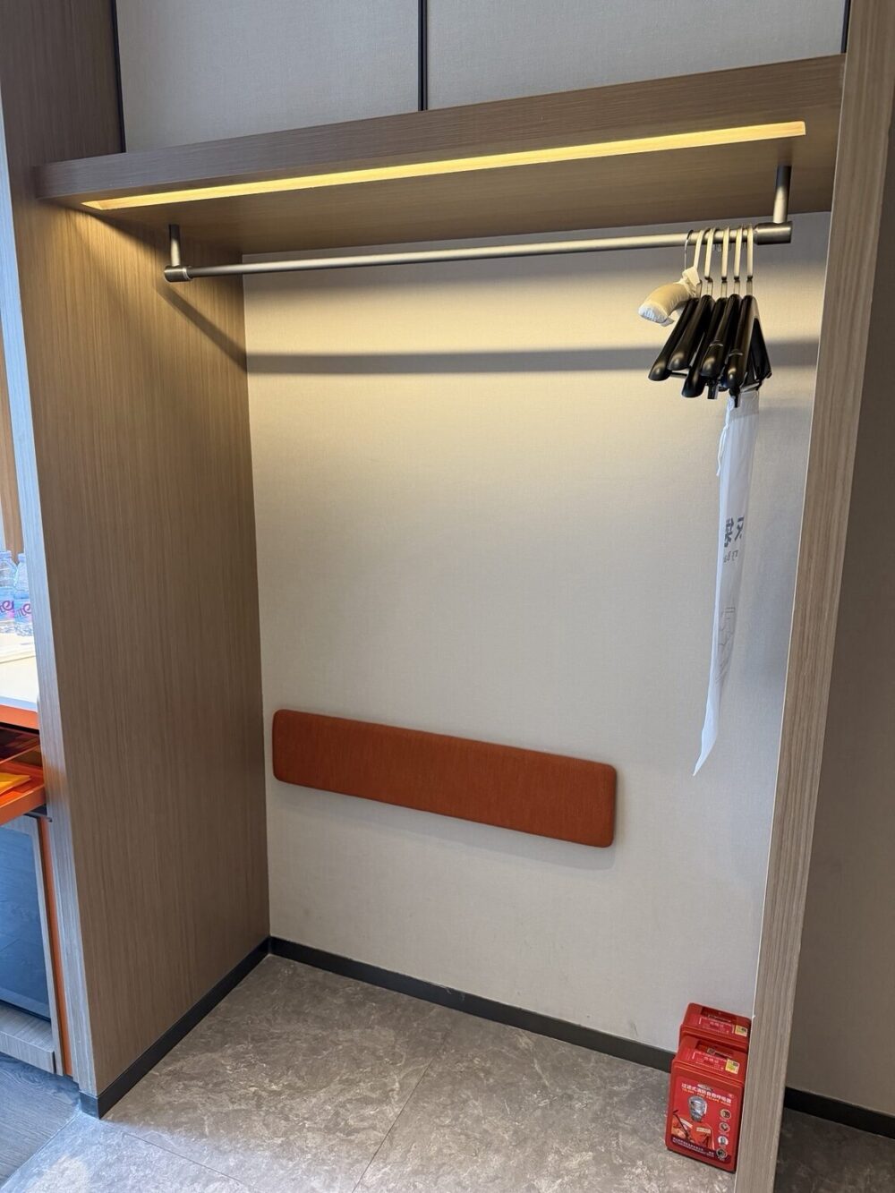 ハンプトンbyヒルトン横店のオープンクローゼット。荷物整理がしやすい収納スペース