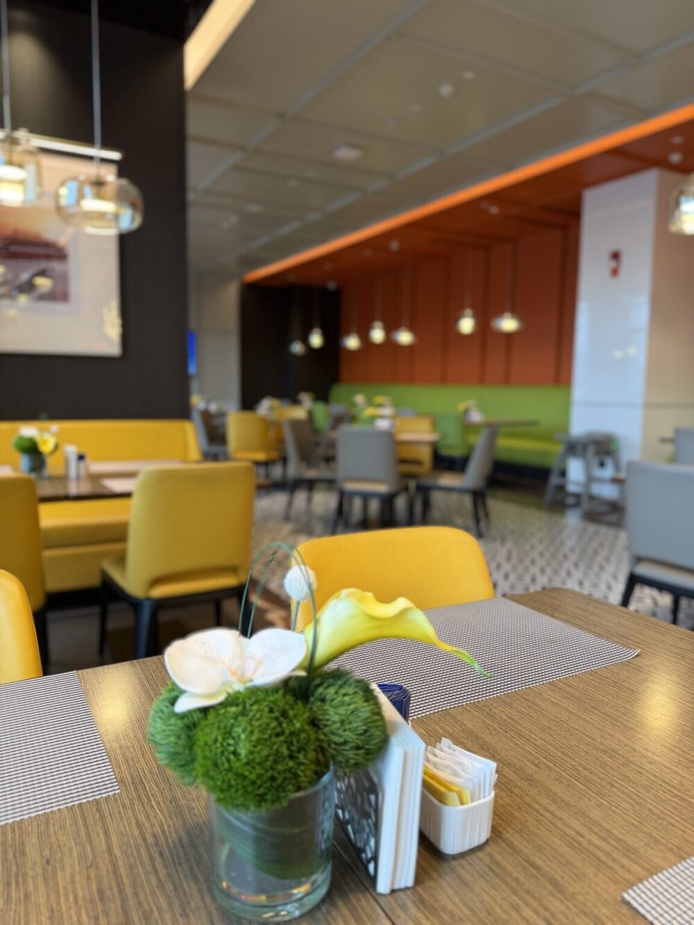 ハンプトン by ヒルトン横店の朝食会場。明るく開放的なレストラン内観