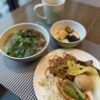 ハンプトン by ヒルトン横店の朝食。米麺や豆腐脳、豚耳の冷菜を盛り付けた朝食プレート