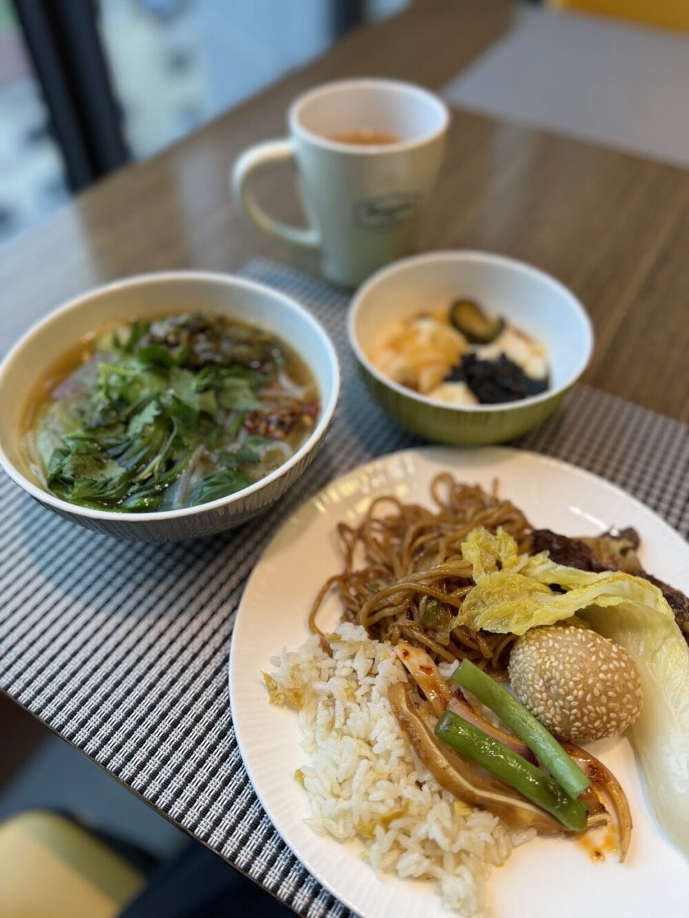 ハンプトン by ヒルトン横店の朝食。米麺や豆腐脳、豚耳の冷菜を盛り付けた朝食プレート