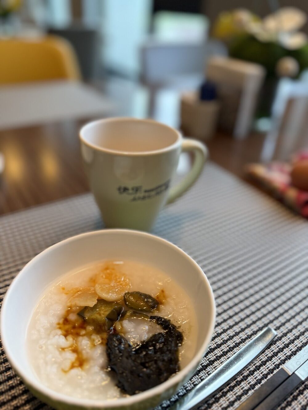 ハンプトン by ヒルトン横店の朝食でいただいた中華粥。海苔や漬物をトッピングして楽しめる