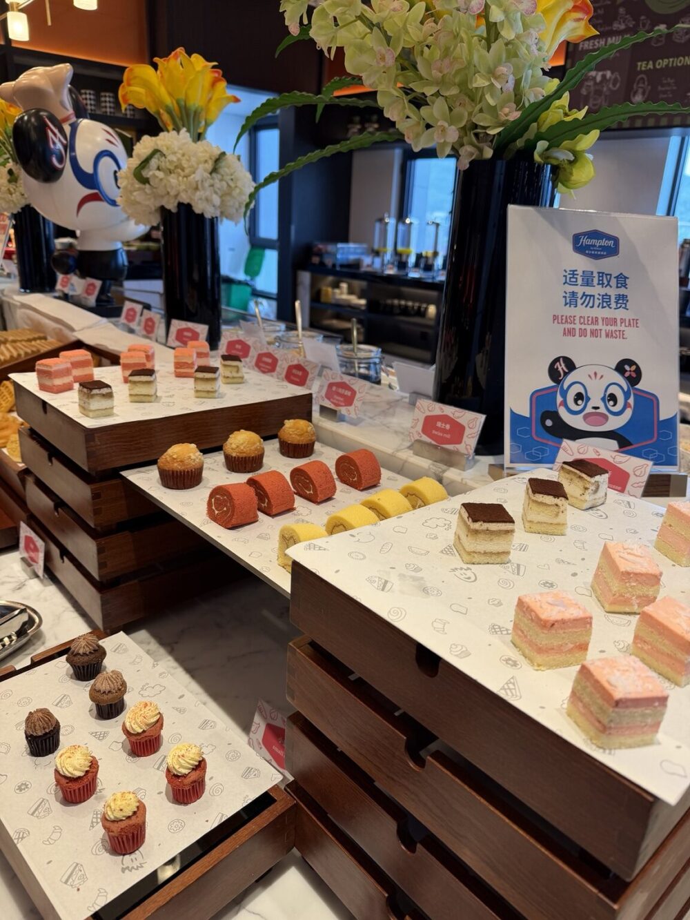 ハンプトン by ヒルトン横店の朝食ビュッフェ。ケーキやロールケーキが並ぶデザートコーナー
