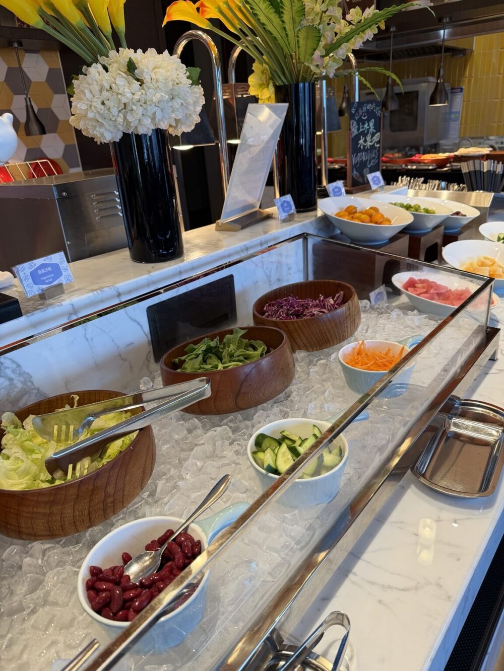 ハンプトン by ヒルトン横店の朝食ビュッフェ。新鮮な野菜やフルーツが並ぶサラダコーナー