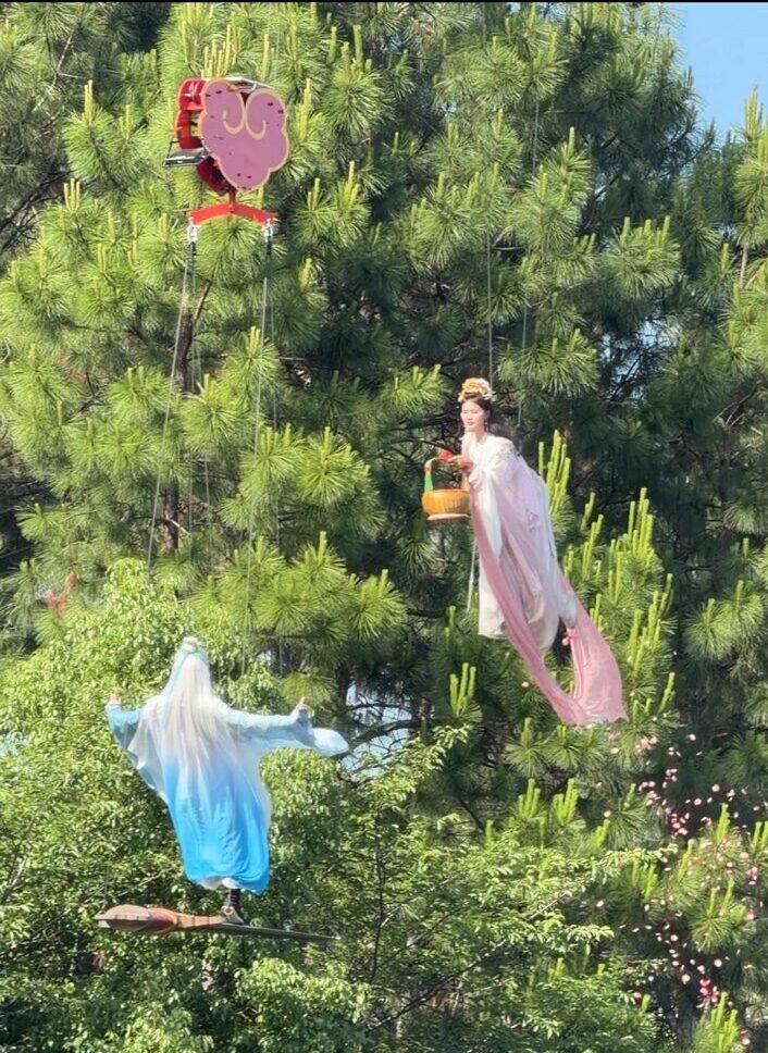 横店影視城・清明上河図景区で行われていた空中演出。ワイヤーで宙に浮かぶ古装姿の出演者。