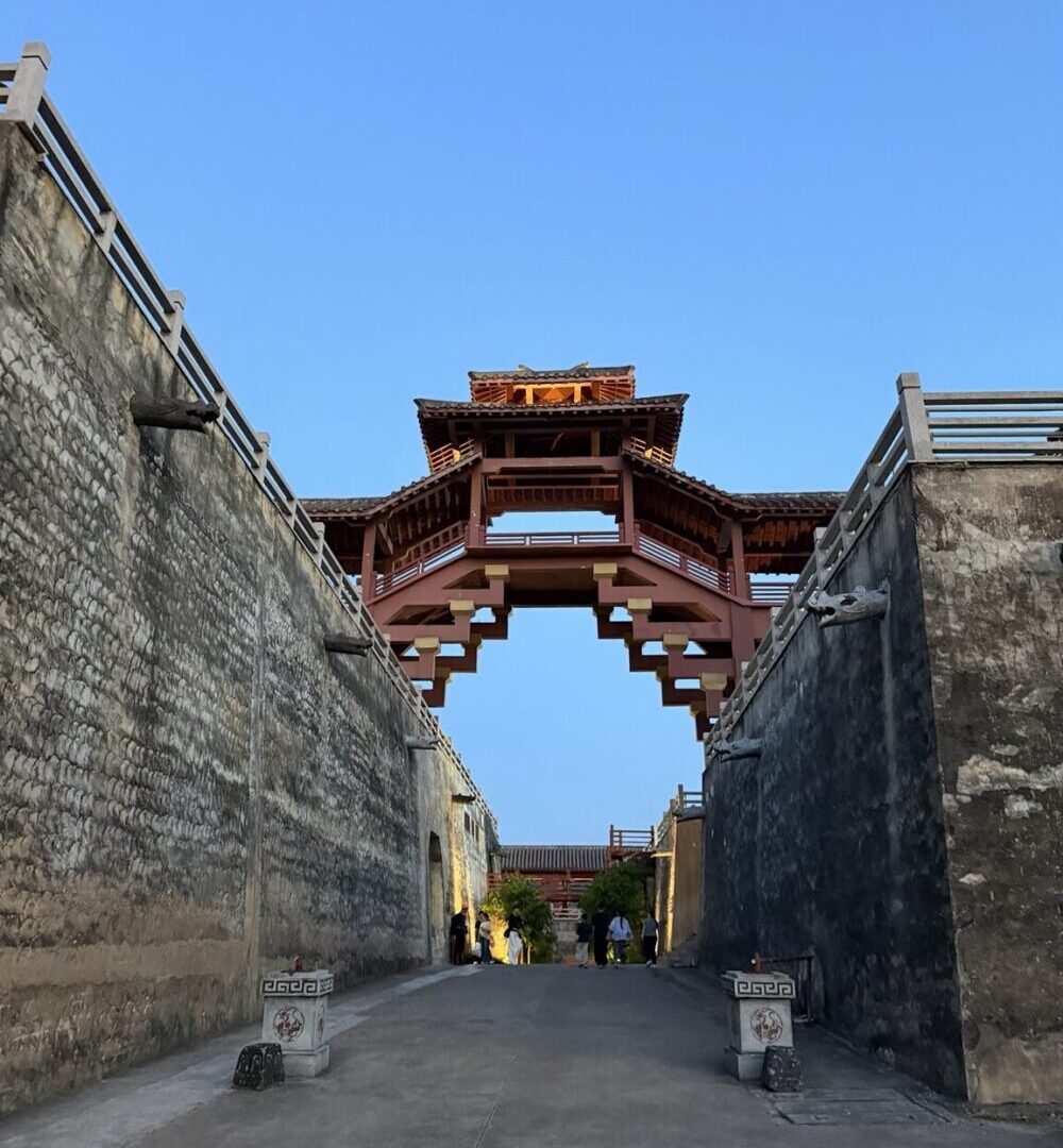 清明上河図景区と秦王宮景区を結ぶ連絡通路の先の秦王宮の城壁
