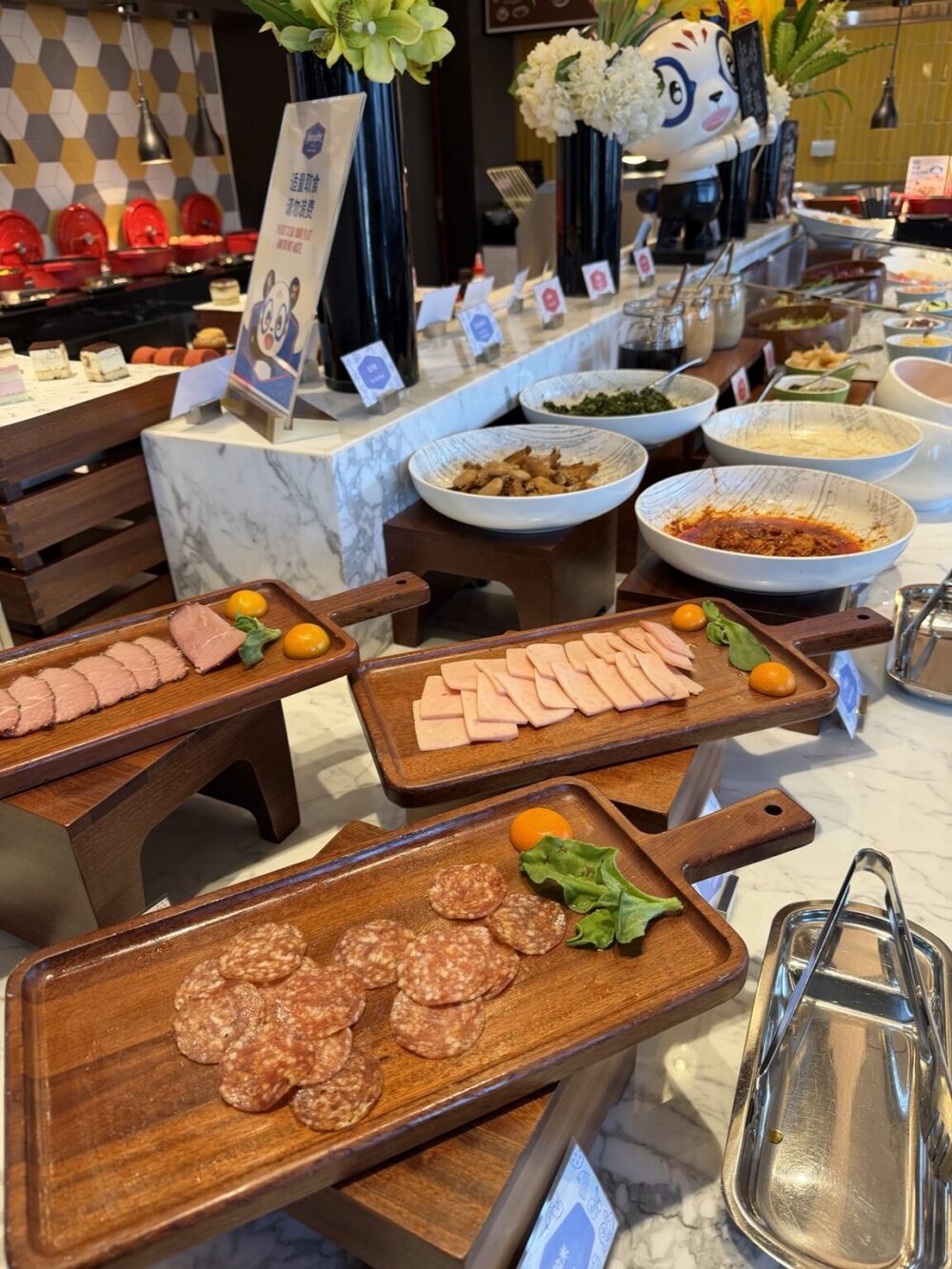 ハンプトン by ヒルトン横店の朝食ビュッフェ。ハムやサラミ、ローストビーフなどの冷菜が並ぶコーナー