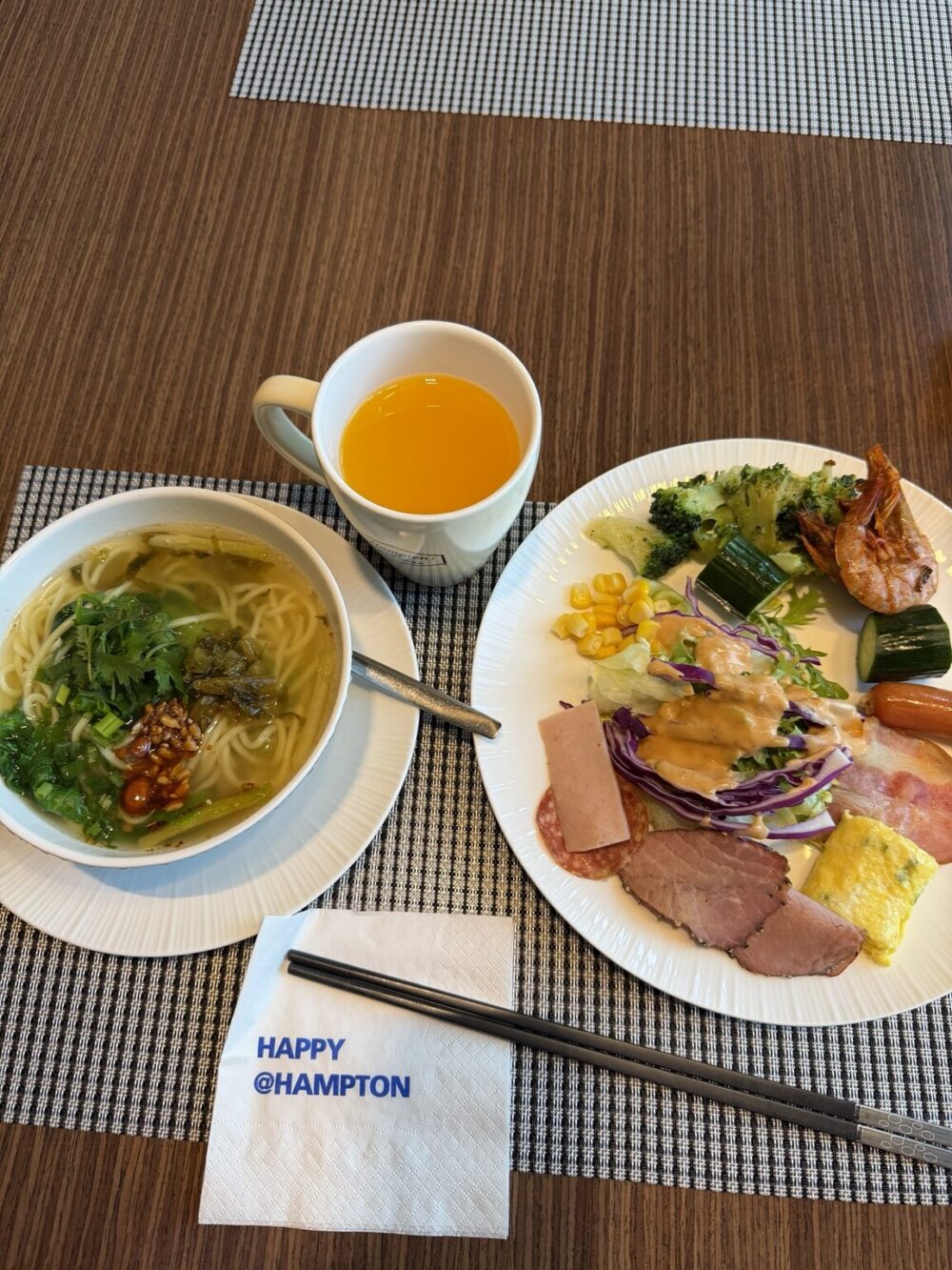 ハンプトンbyヒルトン横店の朝食ビュッフェで選んだ麺料理とサラダ、ハム、卵料理の盛り付け