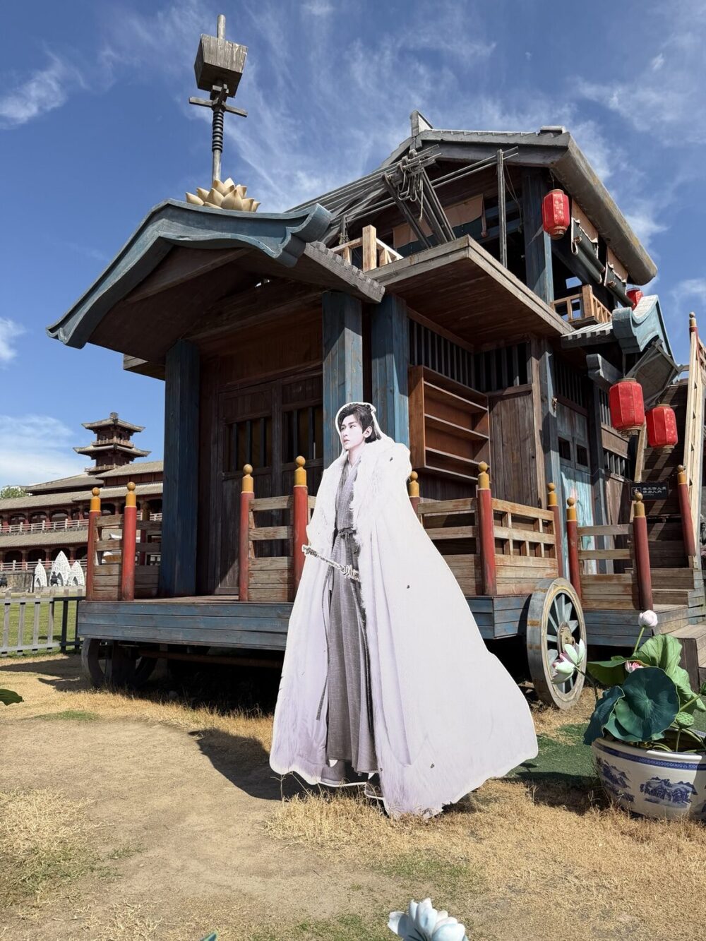 秦王宮景区に再現された『蓮花楼』の蓮花楼と、李蓮花（成毅さん）の等身大パネル