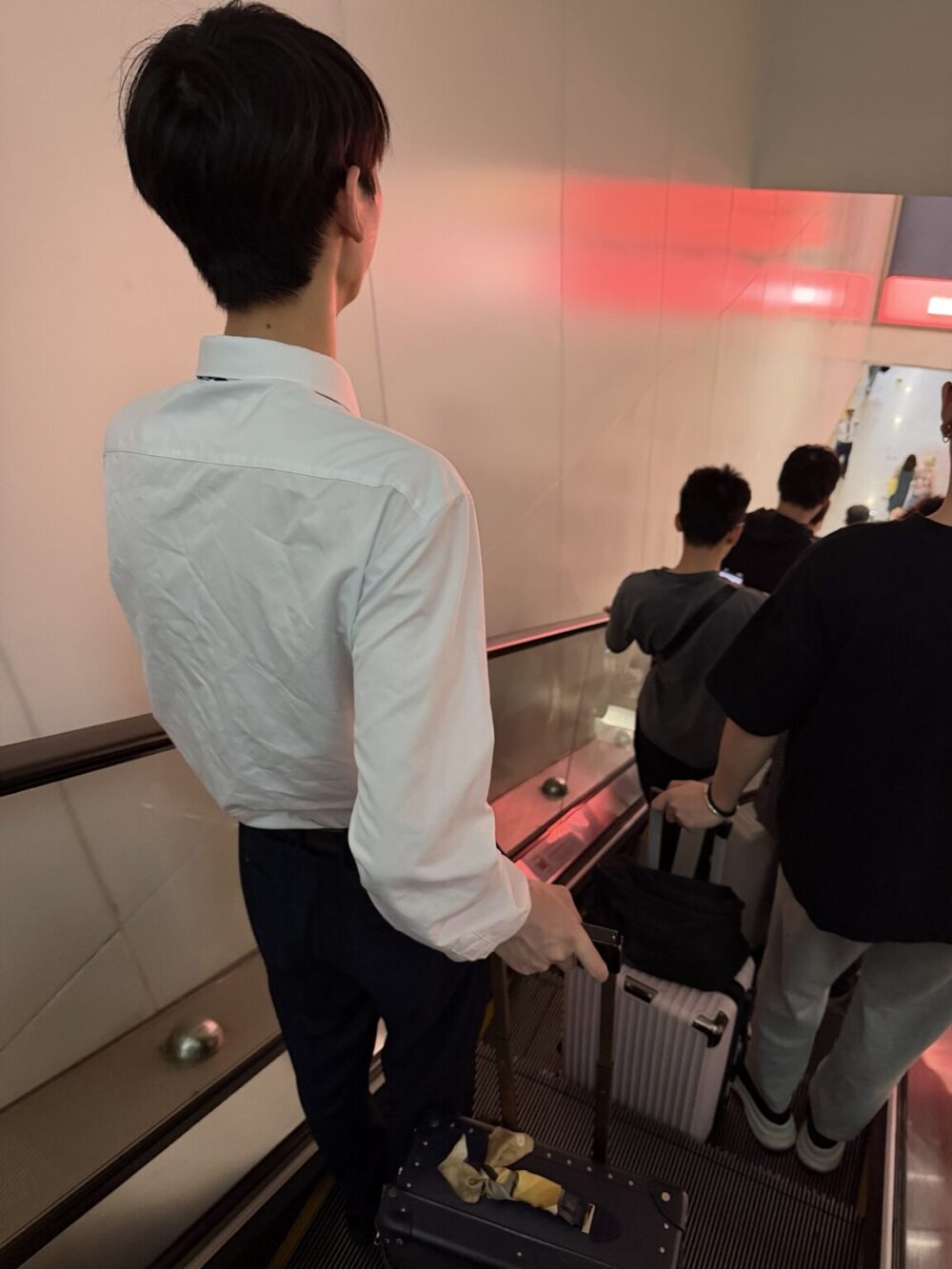 上海虹橋駅のビジネス席サービス。スタッフの案内でホームへ向かう様子